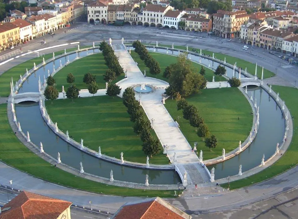 Foto di prato della valle visto dall'alto